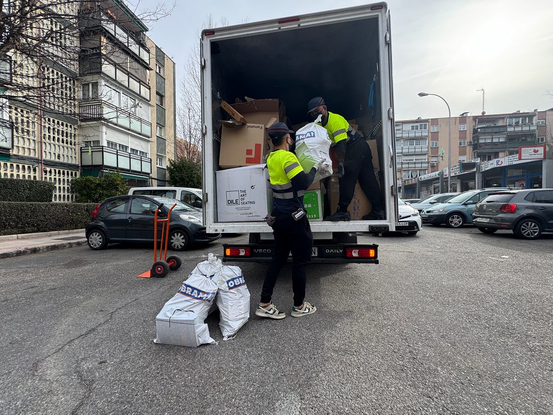 Equipo cargando el camión de Vacía Tu Piso con sacos de obra y muebles
