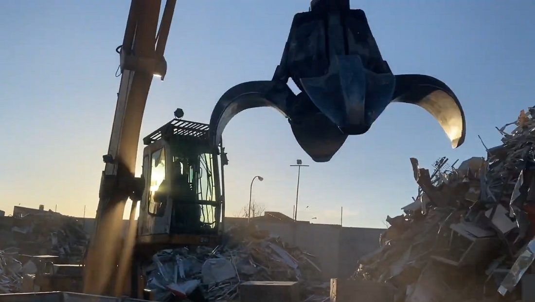 Pulpo grúa en planta de reciclaje autorizada de la Comunidad de Madrid